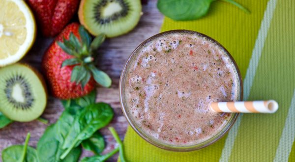 Strawberry Spinach Kiwi Smoothie